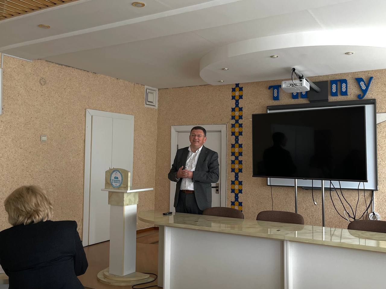 Кадр з промови ректора ТНПУ Богдана Буяка kadr_z_promovy_rektora_tnpu_bohdana_buiaka